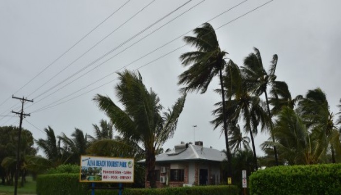 الإعصار "ديبي" يجتاح أستراليا