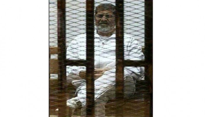 وقف مؤقت للمحاكمة الهزلية للرئيس مرسى و25 آخرين فى "اقتحام السجون" الملفقة