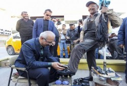 "ولا عزاء للمصريين": وزير تركي يتبادل الأدوار مع ماسح أحذية ويُلمع حذاؤه (صور)