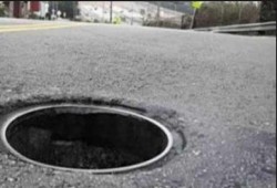 إهمال الانقلاب.. سقوط سيارة ببالوعة في الفيوم