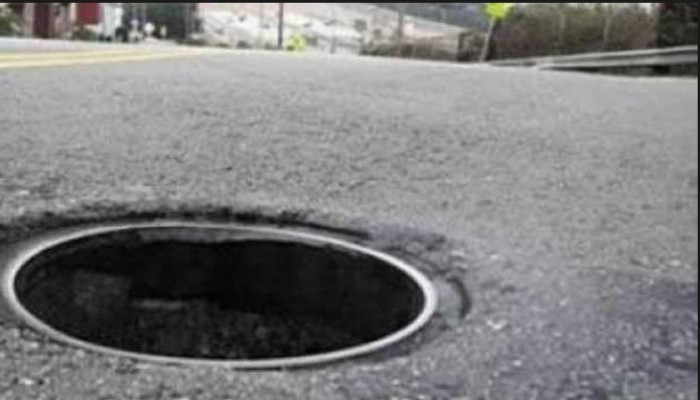 إهمال الانقلاب.. سقوط سيارة ببالوعة في الفيوم