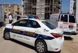 صهيوني يقطع رأس زوجته ويتجول به في الشارع