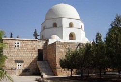 قصف جوي يدمر ضريح الخليفة عمر بن عبد العزيز بسوريا