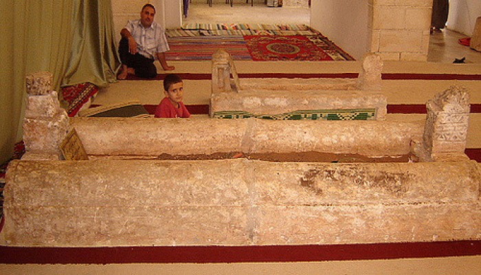 تدمير ضريح الخليقة "عمر بن عبد العزيز" في غارة جوية بسوريا