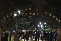 أتراك يعتصمون احتجاجًا على إعلان تجاري يوحي بمحاولة انقلاب جديدة في البلاد