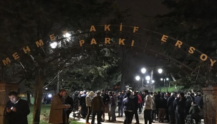 أتراك يعتصمون احتجاجًا على إعلان تجاري يوحي بمحاولة انقلاب جديدة في البلاد