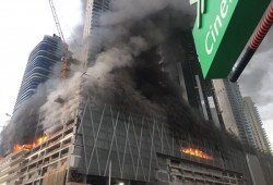 حريق هائل يلتهم برجا في دبي