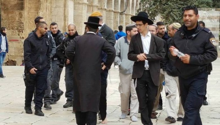 67 مستوطنا يقتحمون باحات الأقصى