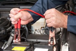 صاحب سيارة أوصل بطاريتها بكابل كهرباء فقُتل السارق