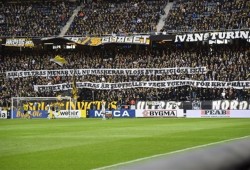 في مبارة لكرة القدم بالسويد : مشجعون يحتجون على حظر النقاب