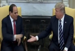 شاهد.. السيسي ينتفض فزعا لمصافحة ترامب ونشطاء يعلقون : "عوضنا عليك يارب"