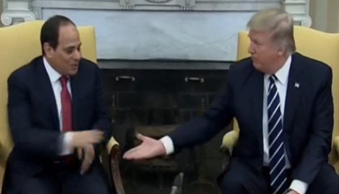 شاهد.. السيسي ينتفض فزعا لمصافحة ترامب ونشطاء يعلقون : "عوضنا عليك يارب"