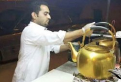 عالم بوزارة الصحة يبيع الـ"شاي" في الشارع  بعد طرده من الوزارة بسبب التزامه بـ"الصلاة"