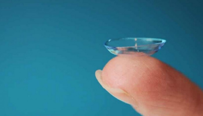 علماء يطورون عدسات لاصقة تنبئك عندما تمرض