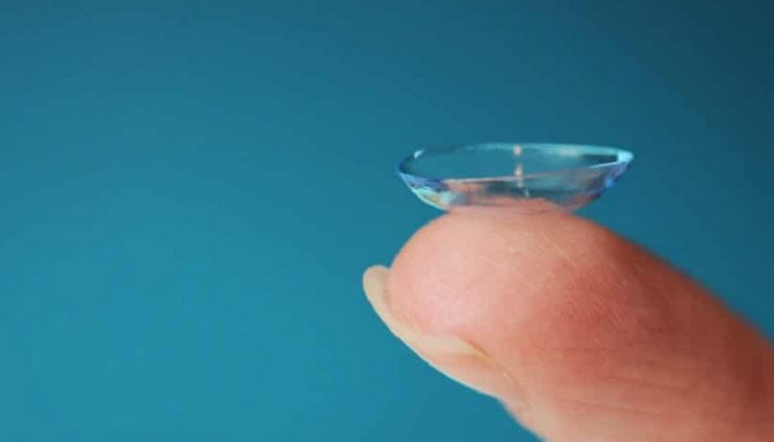 علماء يطورون عدسات لاصقة تنبئك عندما تمرض