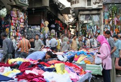 "وكالة البلح".. بديل الغلابة لشراء كسوة أبنائهم بعد ارتفاع الأسعار