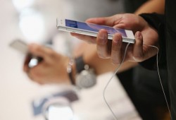 هاتف نقال يتسبب في صعقة كهربائية لصاحبه