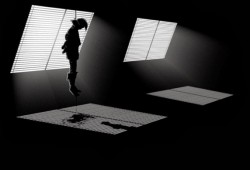 شنقت نفسها بإيشارب على باب محلها .. والسبب؟