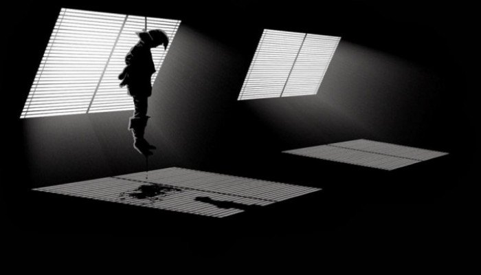 شنقت نفسها بإيشارب على باب محلها .. والسبب؟