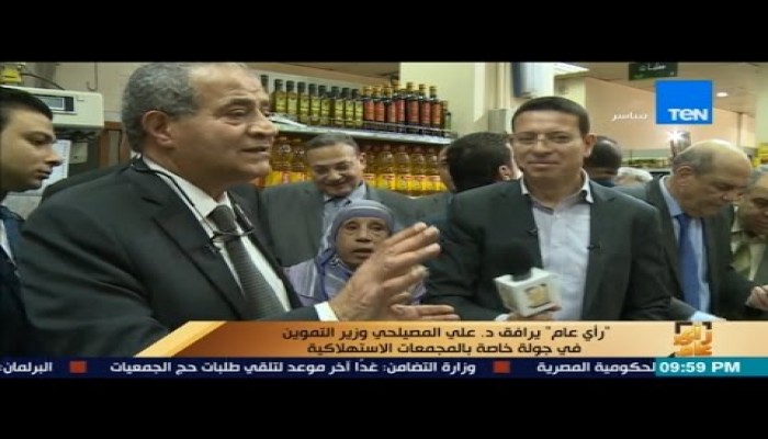 سيدة مسنة لوزير تموين الانقلاب : "حرام عليك..الناس مش لاقية تاكل" (فيديو)