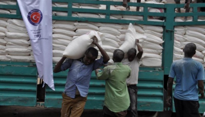 "تيكا" التركية توزّع مساعدات إنسانية للمتضرريين من الجفاف بأثيوبيا