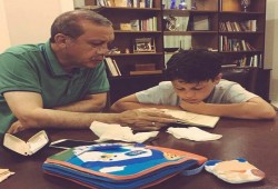 أردوغان يعلم القرآن الكريم لحفيده (صورة)