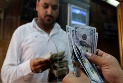 خبراء : تذبذب سعر الدولار الجمركي "خراب بيوت"