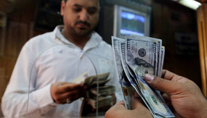 خبراء : تذبذب سعر الدولار الجمركي "خراب بيوت"