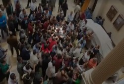 علقة ساخنة لمحافظ الغربية ومدير الأمن من مسيحيون غاضبون (فيديو)