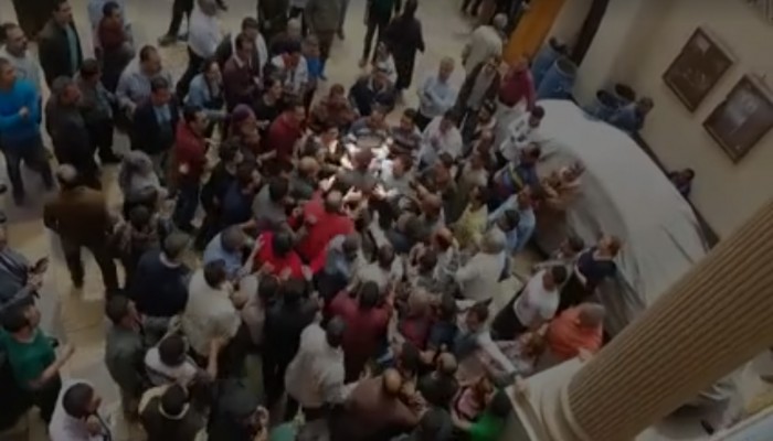 علقة ساخنة لمحافظ الغربية ومدير الأمن من مسيحيون غاضبون (فيديو)