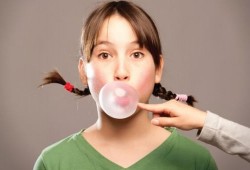 خمسة أسباب تدفعك إلى التوقف عن مضغ "اللبان"