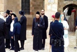 مستوطنون يقتحمون المسجد الأقصى وشرطة الاحتلال تخرب مرافق الحرم