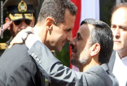 أحمدي نجاد يخالف أوامر خامنئي ويعلن ترشحه لرئاسة إيران