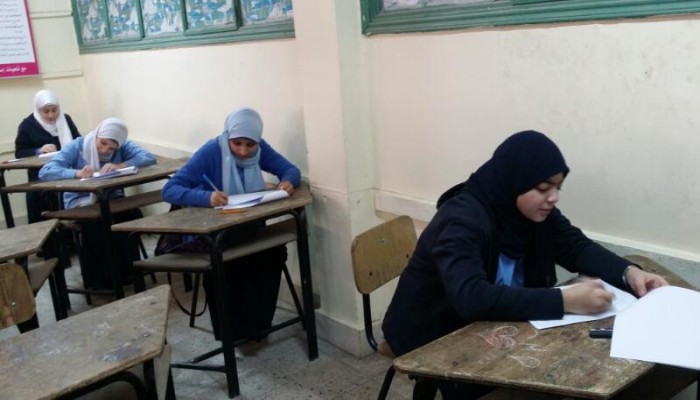 بدء الامتحانات التجريبية على بوكليت الثانوية في الجبر والهندسة