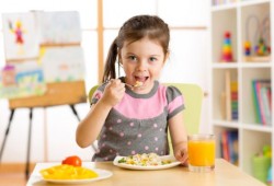 كيف أتعامل مع طفلي حينما يصر على نوع طعام واحد؟