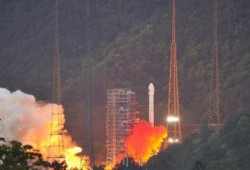 الصين تطلق أول قمر اصطناعي عالي القدرة للاتصالات