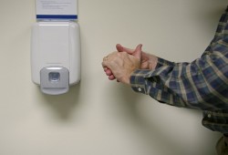 خبراء يؤكدون: مطهرات الأيدي آمنة ولا علاقة لها بمرض السرطان