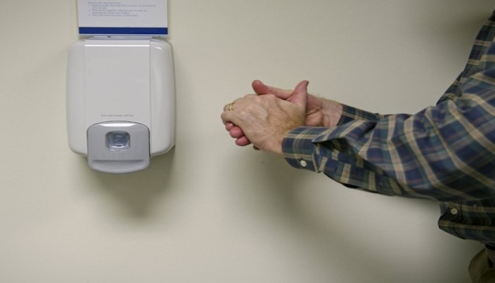 خبراء يؤكدون: مطهرات الأيدي آمنة ولا علاقة لها بمرض السرطان