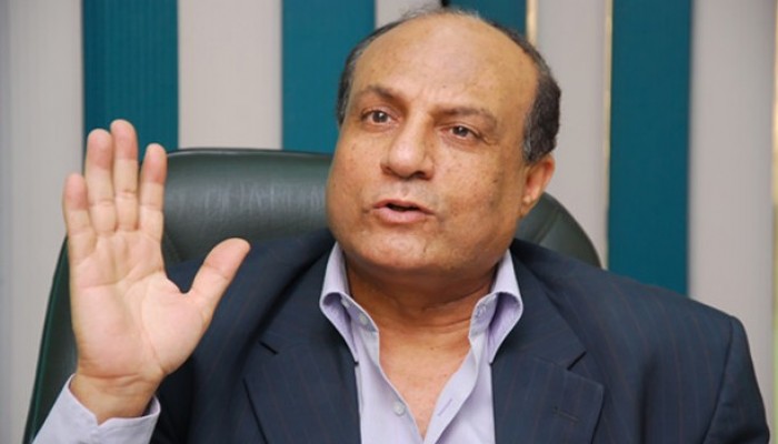 نجيب جبرائيل: كتاب للأزهر يبيح الاستنجاء بالإنجيل.. وأزهري يحرجه على الهواء