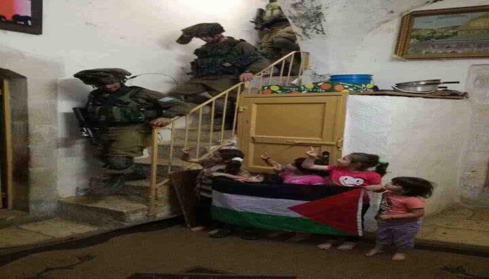 بالعلَم وشارة النصر.. أطفال فلسطين يتحدّون جنود الاحتلال الصهيوني