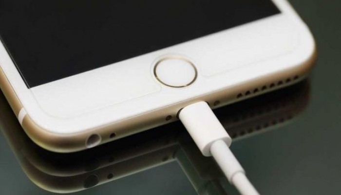 شاحن هاتفك يتجسس عليك.. فكيف ذلك ؟