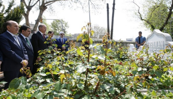 أردوغان يزور ضريح أستاذه الراحل نجم الدين أربكان
