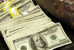 الدولار يرتفع في السوق السوداء