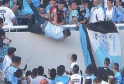 وفاة مشجع ألقته الجماهير من المدرجات خلال مباراة بالارجنتين