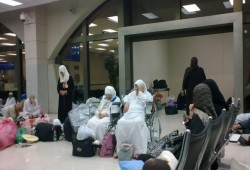 صوّر تكدس المعتمرين .. فاعتقلوه بتهمة "التعاون مع الصحافة" !