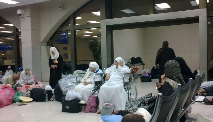 صوّر تكدس المعتمرين .. فاعتقلوه بتهمة "التعاون مع الصحافة" !