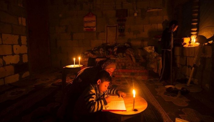 بالصور في غزة.. "الحياة" على ضوء شمعة