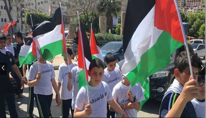 سلسلة بشرية لأطفال فاسطين تضامناً مع الأسرى في نابلس