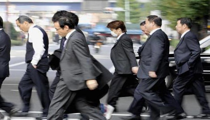 مكافآت مالية لمن يغادر العمل مبكرا في اليابان