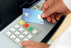 البنك التجاري الدولي يلغي حدود السحب بالبطاقات الائتمانية خارج البلاد